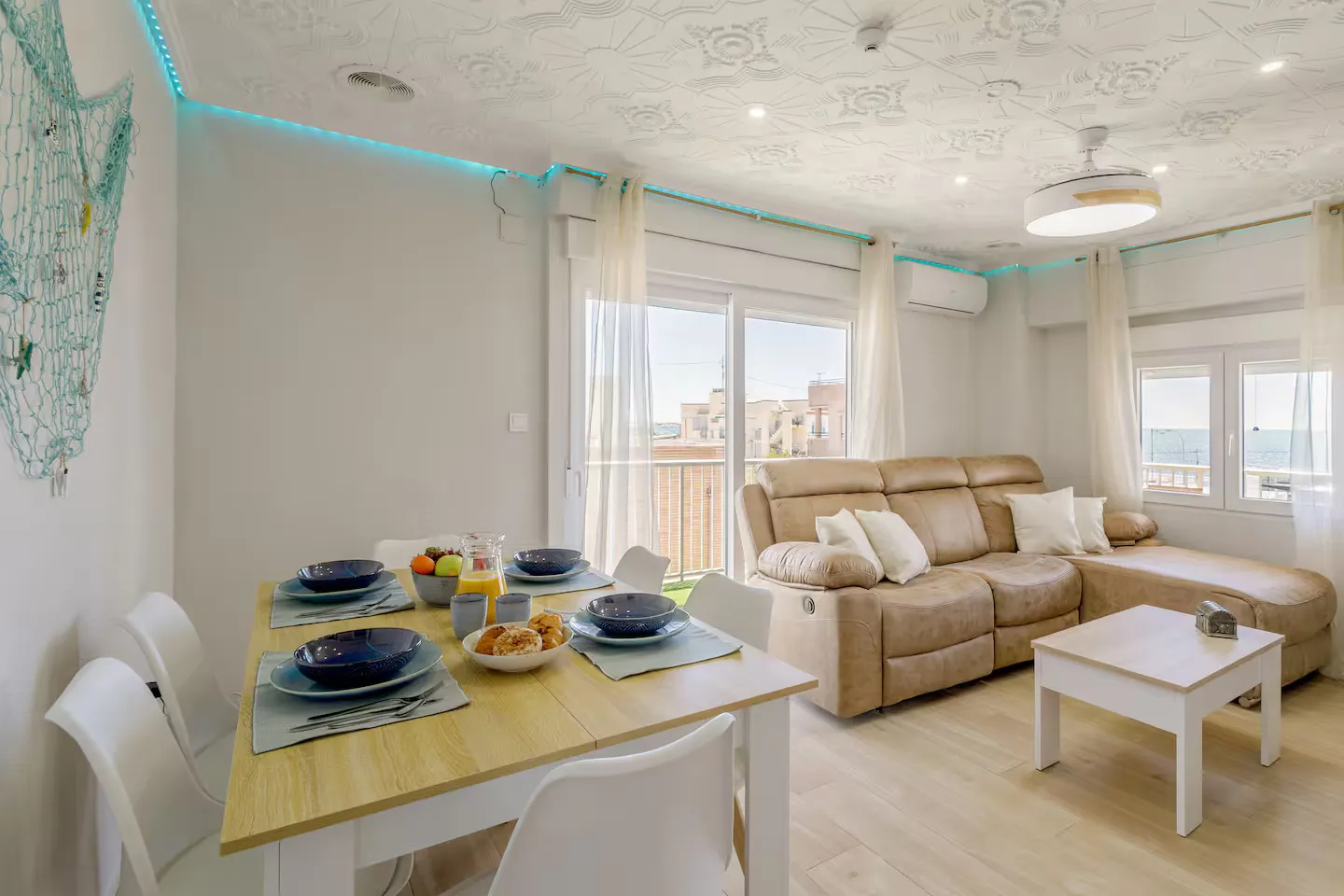 Salón comedor luminoso de estilo marinero