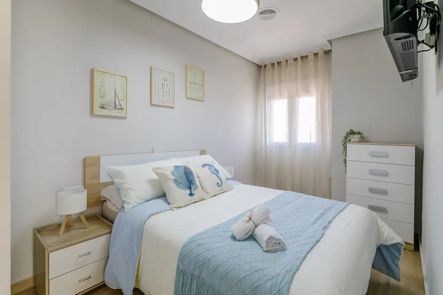Dormitorio con cama de matrimonio