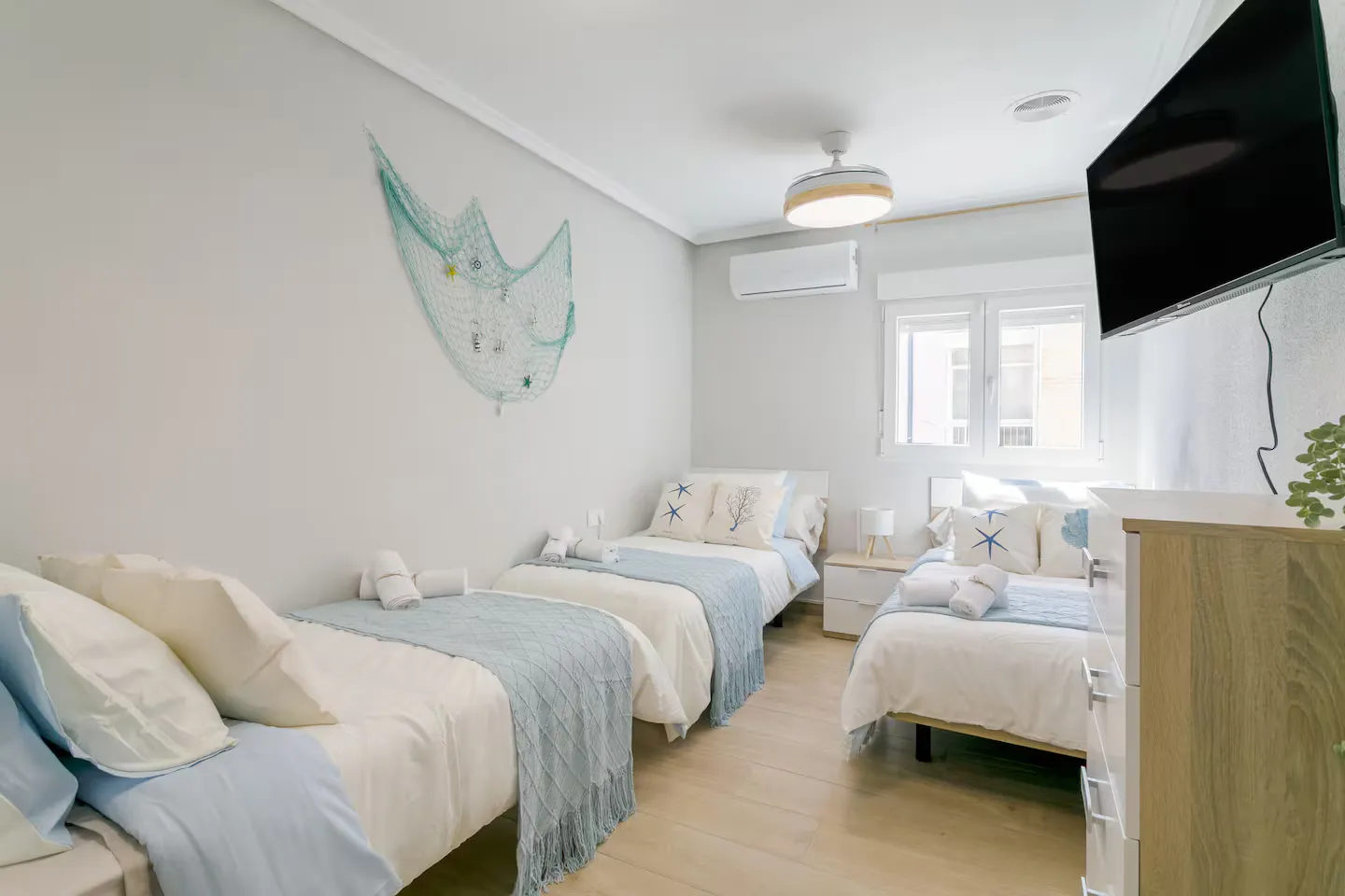 Dormitorio con 3 camas individuales